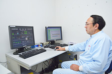 中央監視室に設置されたHarmonas(左)とEneSCOPE。Harmonasが製造ラインの機器の状態を監視し、EneSCOPEが電力使用量などの監視を行っている。