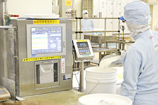 スーパー管理食の指示に従い、該当する原材料の計量を行う。計量が済むとラベルが印刷され、そのラベルに印刷されたバーコードを読み取ることで後工程の処理が続けられる。