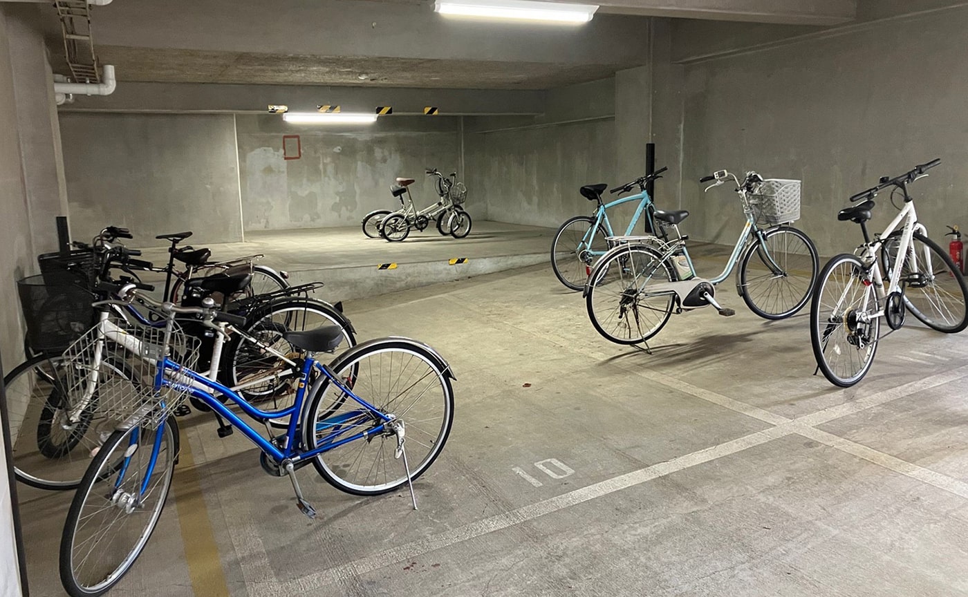 自転車や車を置くスペースもあります。同期とサイクリングやドライブに行けますね！