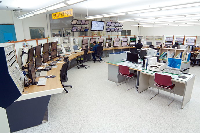 The Advanced-PS APS5000 system is circularly arranged in the instrument panel room. All monitors are visible from the center of the room to allow easy confirmation of equipment operating status by the supervisor.