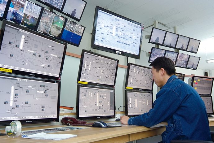 For the monitoring and control screens, the IOUS 500 Windows-based human-machine interface is used. The well-designed display layout, including a large LCD display and sets of two display panels arranged vertically, has expanded the monitoring and control range for each operator and increased dramatically the amount of displayed information.