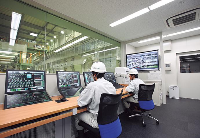 (Photo 2) The CCR from which the operators can monitor the inside of the plant while checking the control process with the DCS. The geometry of the desk has been designed with consideration given to human characteristics and operability.