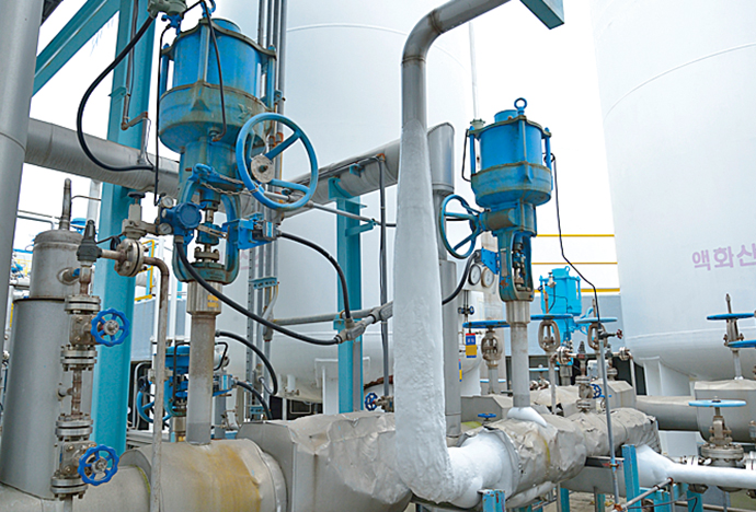HTS top-guided single-seated control valves can endure the low temperatures of the air separation process. Equipment that controls liquefied oxygen at −190 °C must have high durability at super-low temperatures. Due to the ultralow temperature liquid, part of the piping is covered with frost.
