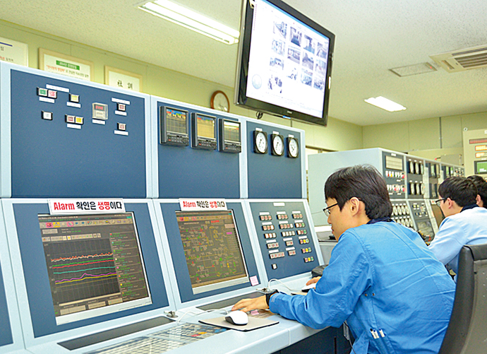 Harmonas-DEO control and monitoring terminals in the central monitoring room. The system enables a minimum of only three regular operators to monitor both the first and second plants at Ulsan.