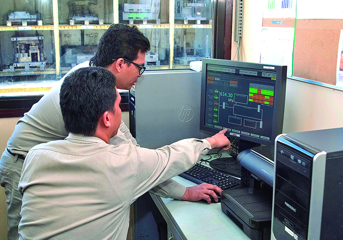 Harmonas-DEO system, which is installed in the central monitoring room, monitors the consumption and pressure of air supplied by compressors to the production line. On this basis it controls the number of compressors operating.