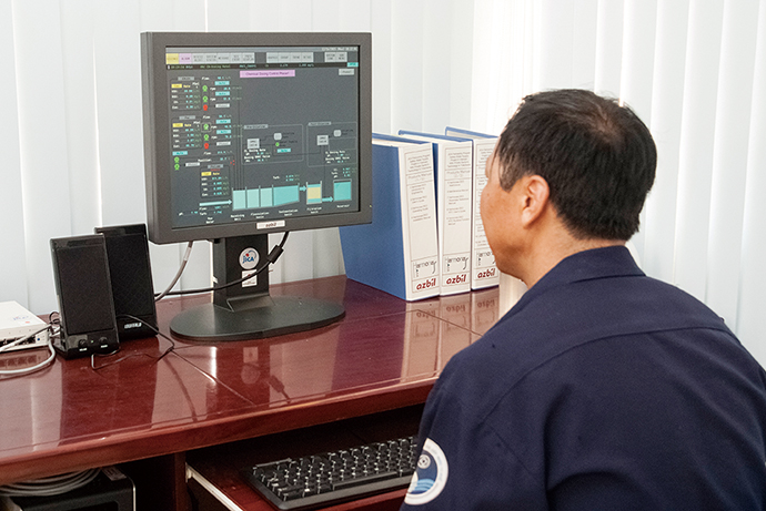 In the central monitoring room, Harmonas-DEO monitors the flow rate of water entering the water receiving well and the degree of water turbidity, and controls the rotation speed of chemical dosing pumps and the opening and closing of control valves.