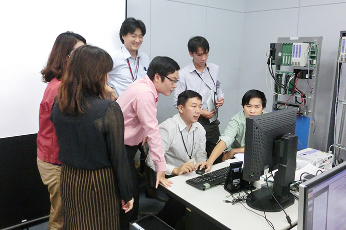 Training was held at Azbil’s Fujisawa Technology Center for the three engineers dispatched from HueWACO.