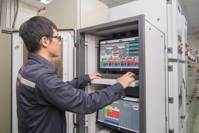 The operational condition of each compressor is displayed on an ENEOPTcomp screen