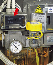 An Azbil Corporation photoelectric sensor monitors oil dropping to the venturi of Azbil TA's mist lubrication unit.