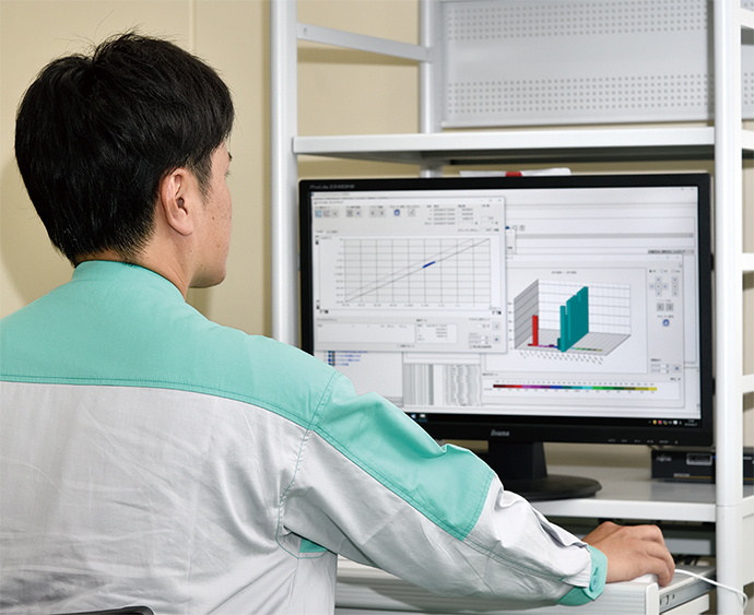 Graphs displayed by the maintenance support system’s online control valve diagnosis. Checking the operating status of valves, detecting signs of a problem, and using online or offline valve diagnostic functions can all be done on a PC.