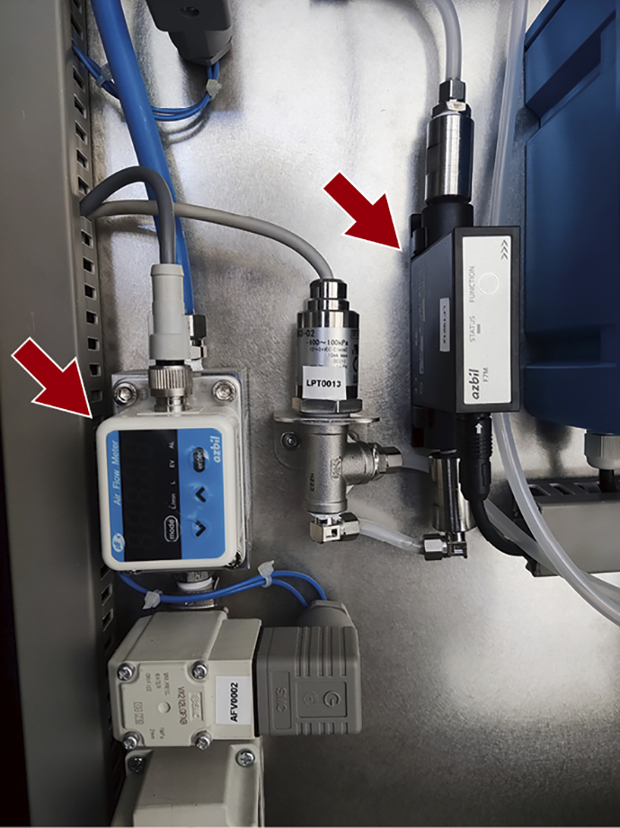 Right: The micro flow rate liquid flowmeter (model F7M), which uses a thermal principle to measure out a micro flow of 20 ml/min of the hydrogen peroxide solution. Left: The air flowmeter, which uniformly mixes the solution and air for spraying.