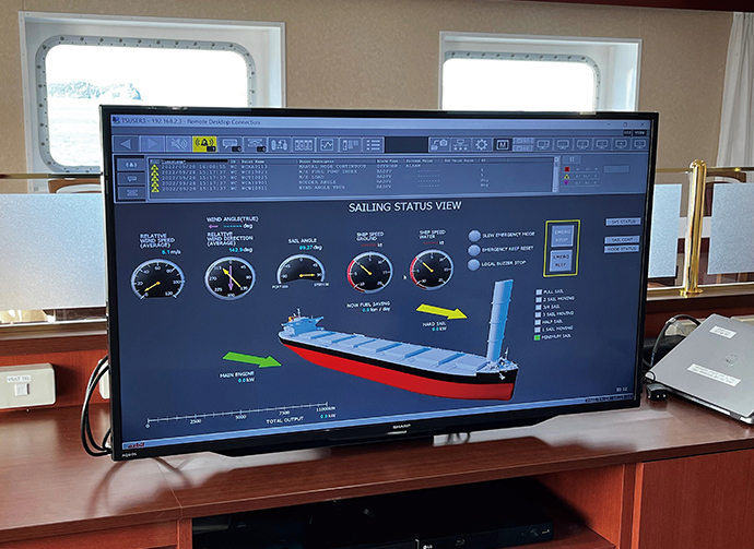 A large monitor installed in the officers’ mess, a cafeteria and conversation space on board. The status of the hard sail controlled by Harmonas-DEO is displayed, and guests who visit the room can check the status of the hard sail in the same way as in the pilot house.