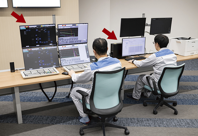 Monitoring screens for Azbil’s DCS＊5 system introduced as a DCS (left) and for the control valve maintenance support system (right).