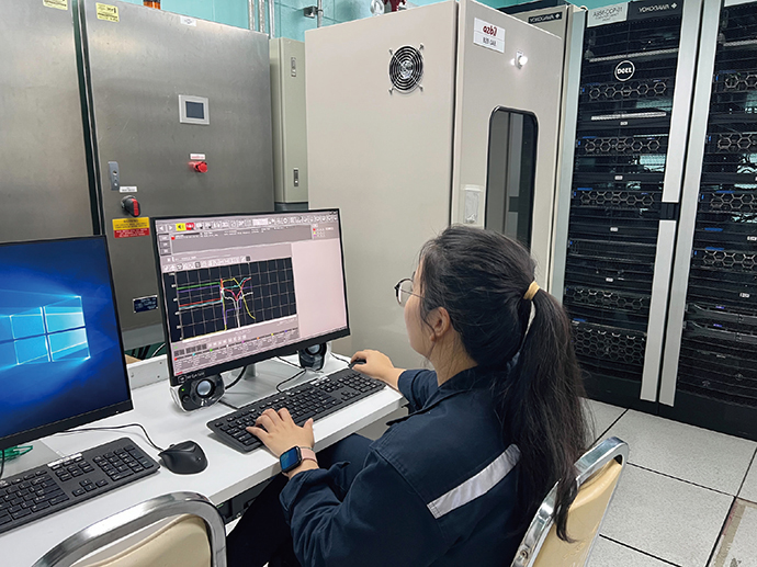 An engineer uses Azbil’s control performance optimization design tool in the control room to check the operational data collected from the existing DCS.