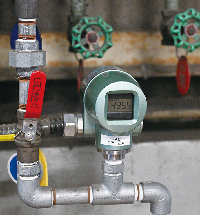 A Bravolight™  pressure transmitter measuring the pressure of compressed air used on production lines