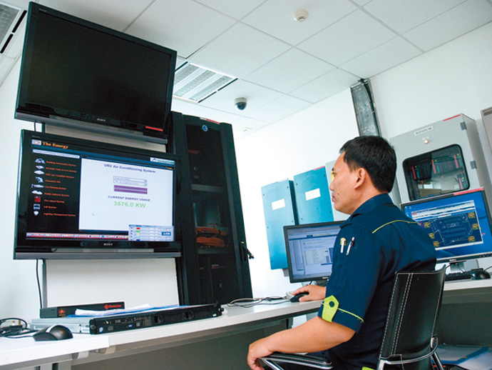 The amount of electricity currently used is displayed at all times on the large-screen monitor installed in the central monitoring room. Information of all facility management systems can also be displayed and shared by personnel in the central monitoring room.