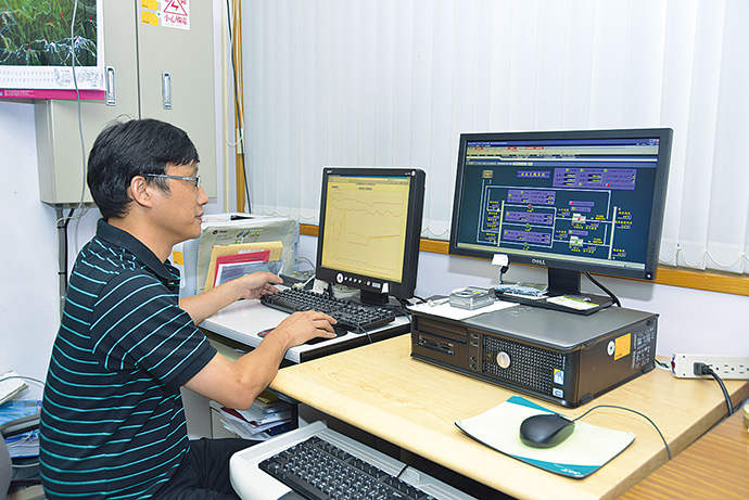 The monitoring terminals for the savic-net FX (right) and the EDS (left) in the monitoring room on the basement level of the library building. The operator can monitor and control the operation of the newly installed HVAC and check the energy consumption trend.