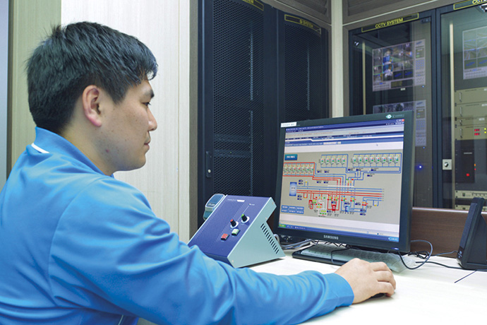 The monitor terminal of the savic-net FX installed in the central monitoring room. Enables centralized monitoring of water temperature, etc. in the exhibit tanks.