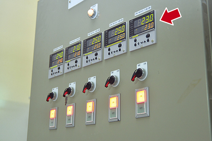 Digital indicating controller. Controls water temperature according to measurements by temperature sensors, etc.