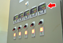 Digital indicating controller. Controls water temperature according to measurements by temperature sensors, etc.