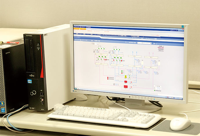 A savic-net FX2 system installed in the central monitoring room. The system provides easily understandable visual data on the temperature and humidity of storage and exhibition areas, as well as data on the energy consumption of the equipment. Operating data is also collected.