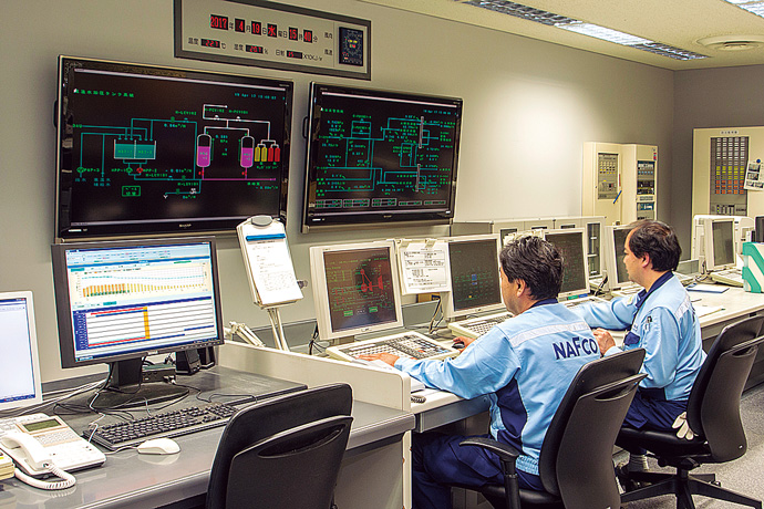 The monitoring room of the airport’s central heating and cooling plant, where Advanced-PS and the utility optimization software package are installed.