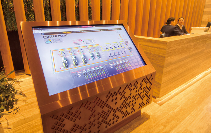 Digital display next to the reception desk for Gaysorn Tower’s office floors. The display usually shows an information screen, but it can be switched to display the savicnet G5 monitoring screen during tours focused on Gaysorn Tower’s building management.