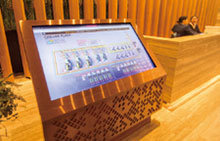Digital display next to the reception desk for Gaysorn Tower’s office floors. The display usually shows an information screen, but it can be switched to display the savicnet G5 monitoring screen during tours focused on Gaysorn Tower’s building management.