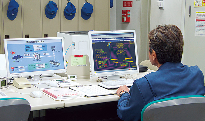 Azbil’s building energy management system and solar power generation system in the central monitoring room of Life Park Kurashiki. In addition to monitoring the operating status of equipment in the building, the system collects data such as energy consumption.