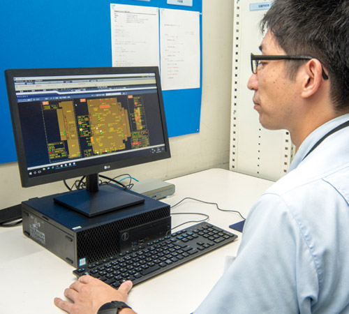 Central management of the HVAC equipment at the Fuji-Katsuyama plant is done by savic-net FX. On this screen, the status of the equipment at the Fujiyoshida and Narusawa plants can be checked, and the equipment can be remotely operated.