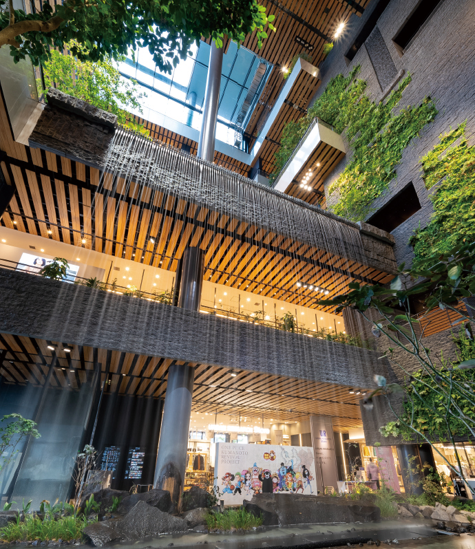 “Bōken no Mori,” a multistory indoor garden next to the building entrance. In the atrium, which extends from the 1st to the 7th floor and contains a waterfall, control of the air conditioning is quite difficult. Adjustments continue to be made to ensure comfortable temperature and humidity around the garden.