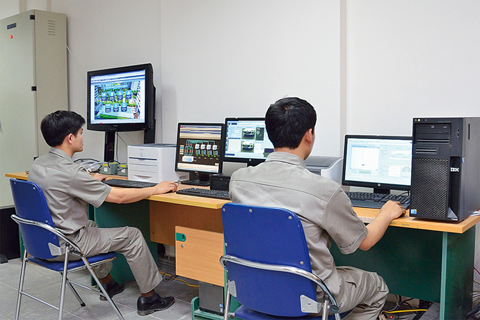 安装有savic-net FX的监控室，在这里可以集中监控设施内的各种设备。