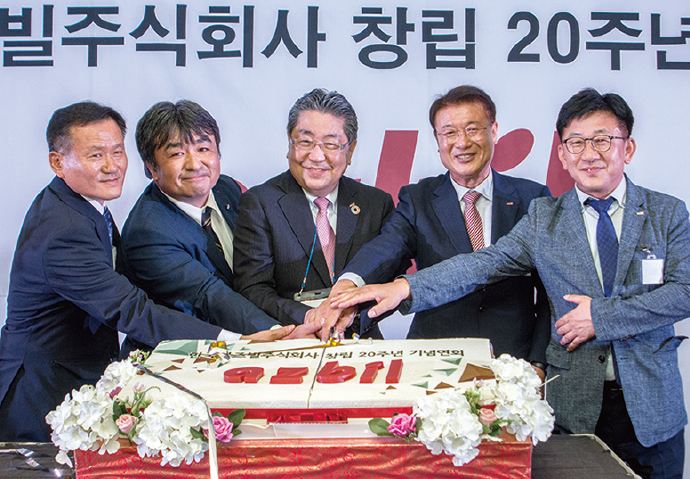 为纪念成立20周年而举办的聚会。邀请了与Azbil Korea有
业务往来的客户，场面隆重。