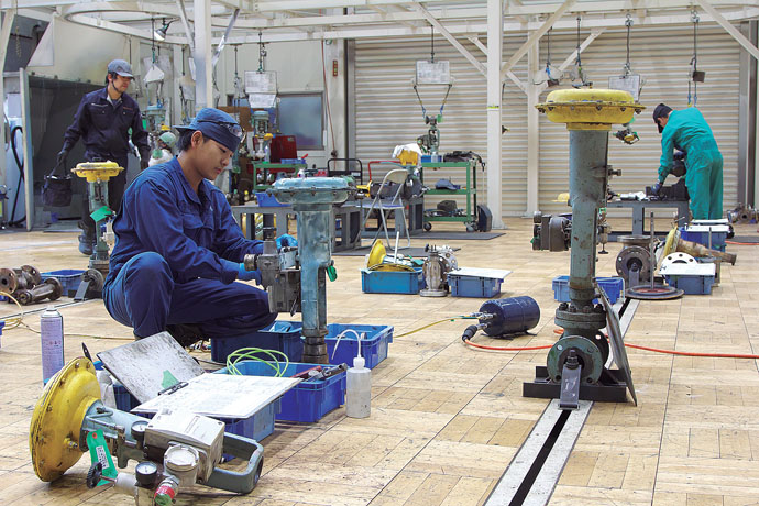 Valves are put on rails while being inspected, repaired, and maintained, in order to keep them upright. The new maintenance facility has added two more rail tracks, doubling the previous amount, and has improved its workflow to make overall maintenance performance highly efficient.