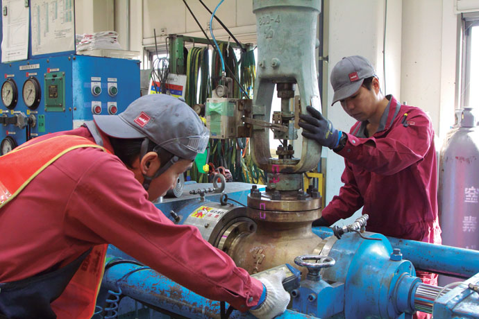 To ensure quality, engineers use specialized test equipment to check a variety of characteristics of repaired valves, including tests of pressure, airtightness, leakage, and operation.