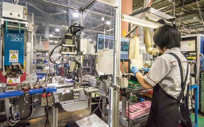 Automatic soldering machine for the sensor parts board of differential pressure / pressure transmitters. AI-based image processing judges the quality of the soldering.