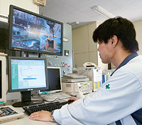 原動部門のエネルギー監視室に設置されたEneSCOPE。原動部門で発生させた電力、蒸気、窒素といったエネルギーの各製造現場における消費量などがグラフ表示され、過去のデータとの比較も容易に行える。