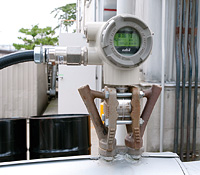 製造現場屋外に設置された蒸気流量計。EneSCOPE導入前の2008年に、エネルギー使用量の“見える化”に向けたインフラ整備の・環として、それまで流量計が設置されていなかった個所に各種流量計が導入された。