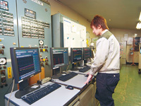 大径管工場の熱処理運転室に設置されたHarmonasの監視・制御用端末。ここでは、鋼管の焼入れ、焼戻しに関する炉内の温度が監視・制御される。