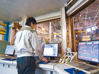 小径管工場の熱処理運転室に設置されたHarmonasの監視・制御用端末。異常発生時には問題の重要度に応じてアラームが赤、黄、青の各色で表示されるほか、その内容に応じたオンラインマニュアルの所定個所をワンタッチで参照できる機能なども備えられている。