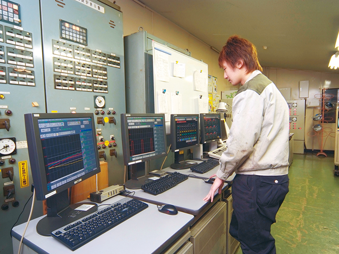 大径管工場の熱処理運転室に設置されたHarmonasの監視・制御用端末。ここでは、鋼管の焼入れ、焼戻しに関する炉内の温度が監視・制御される。