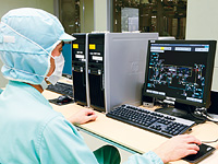 工場内の中央操作室に設置されたIndustrial-DEO/MESの監視端末。ここから、各生産ラインの生産状況を確認し、監視・制御を行っている。