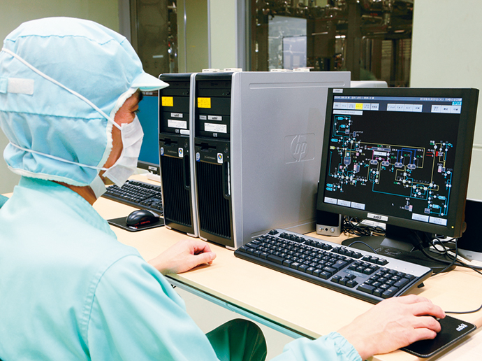 工場内の中央操作室に設置されたIndustrial-DEO／MESの監視端末。ここから、各生産ラインの生産状況を確認し、監視・制御を行っている。