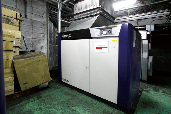 機械室に新たに導入された高効率型のコンプレッサ。今回の施策では3台をこの高効率型に置き換えた(うち1台はインバータ制御機能内蔵)。