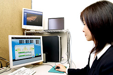 事務所に設置された植物工場用の中央監視システム。ここから実験棟内の様子をはじめ温度、湿度などの状態を随時監視、閲覧できるようになっている。