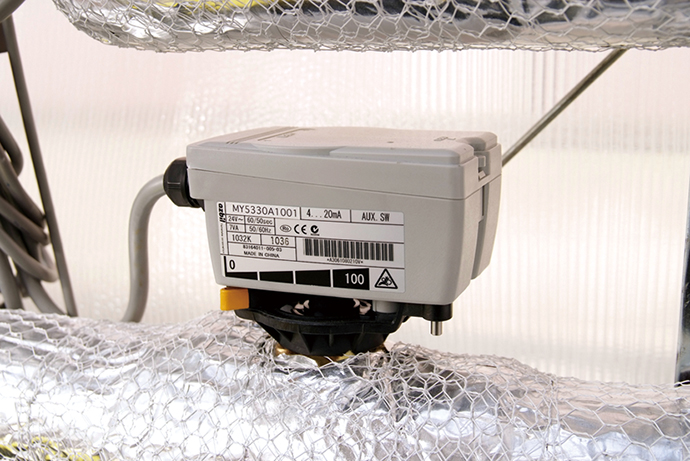 実験棟内のファンコイルユニットに設置されている電動弁 ACTIVAL™(アクティバル)。