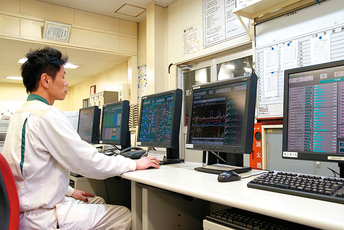 プラント内のあらゆる場所から蒸気やエアの情報を中央管理室に設置されたHarmonasに集約し見える化を実現。