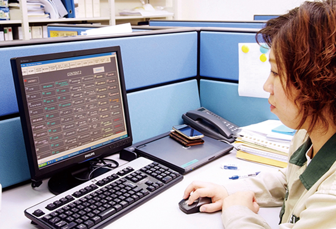 事務所に設置されたTSS(Thin client Supervisory Server)サーバー/クライアントのクライアント端末。MELSでは、TSSの導入により、中央制御室以外からも随時、Harmonas-DEOの監視・制御画面の確認、操作が行える。