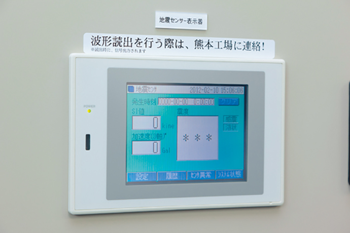大牟田工場の敷地を取り囲むように設置されている監視カメラ。カメラの映像は、中央監視室および警備員室に設置されたモニタで常時監視されている。
