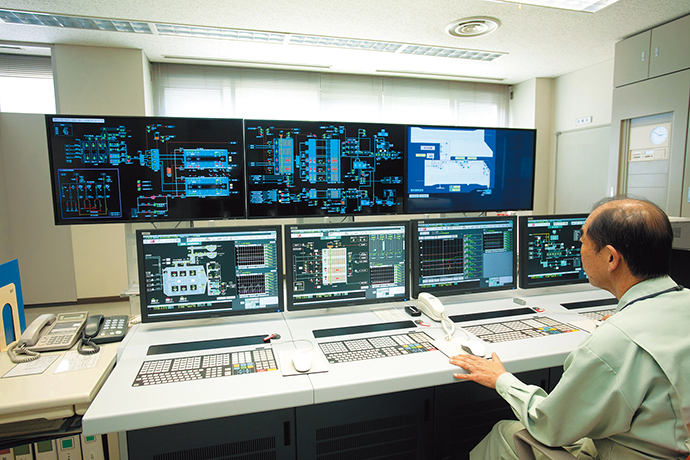 中央監視室に設置された中央監視制御システムIndustrial-DEO。対岸にある給水ポンプの運転状態も一元監視している。大型のLCDが3台採用され、視認性が向上した。